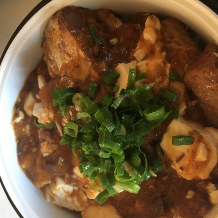 鯖味噌缶と豆腐のピリ辛丼